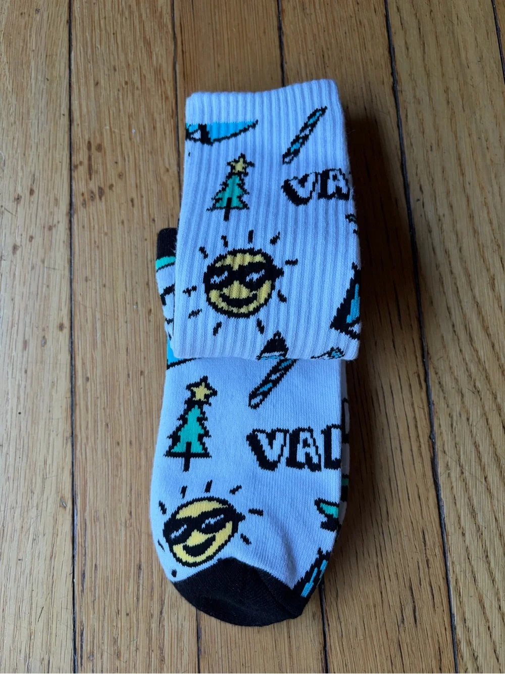 NWT Vans White Graphic Kid’s Crew Socks. Christmas Seasonal. Sz 1-6. Skater!